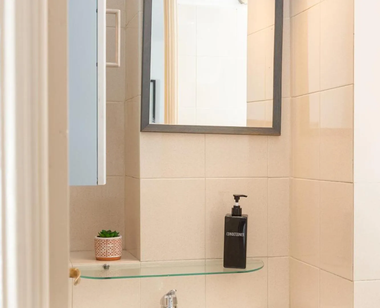 Cream Little Apartment - M1 - City Center Milán Italia