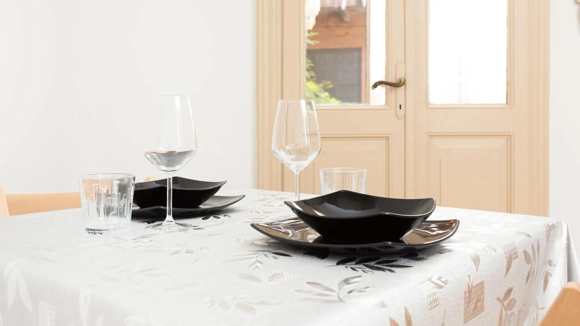 Cream Little Apartment - M1 - City Center Milán 0*,  Italia